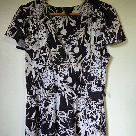 EUC INC INTERNATIONAL CONCEPTS WHITE BLACK FLORAL SURPLICE SLINKY MIDI DRESS M - Picture 4 of 15